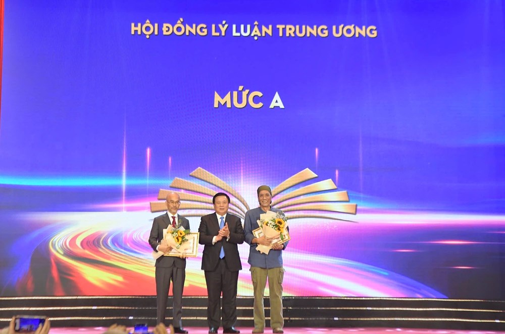 Báo Văn Hoá nhận tặng thưởng của Hội đồng Lý luận Trung ương