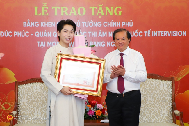 Ca sĩ Đức Phúc - Quán quân cuộc thi Âm nhạc quốc tế Intervision 2025 nhận Bằng khen của Thủ tướng Chính phủ