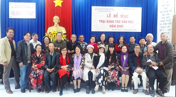 Hỗ trợ sáng tác văn học: Làm sao để hiệu quả?