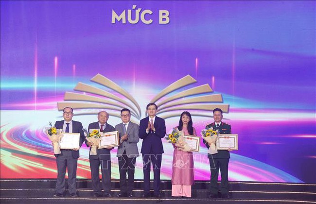 Lễ trao tặng thưởng các tác phẩm lý luận, phê bình văn học, nghệ thuật xuất bản