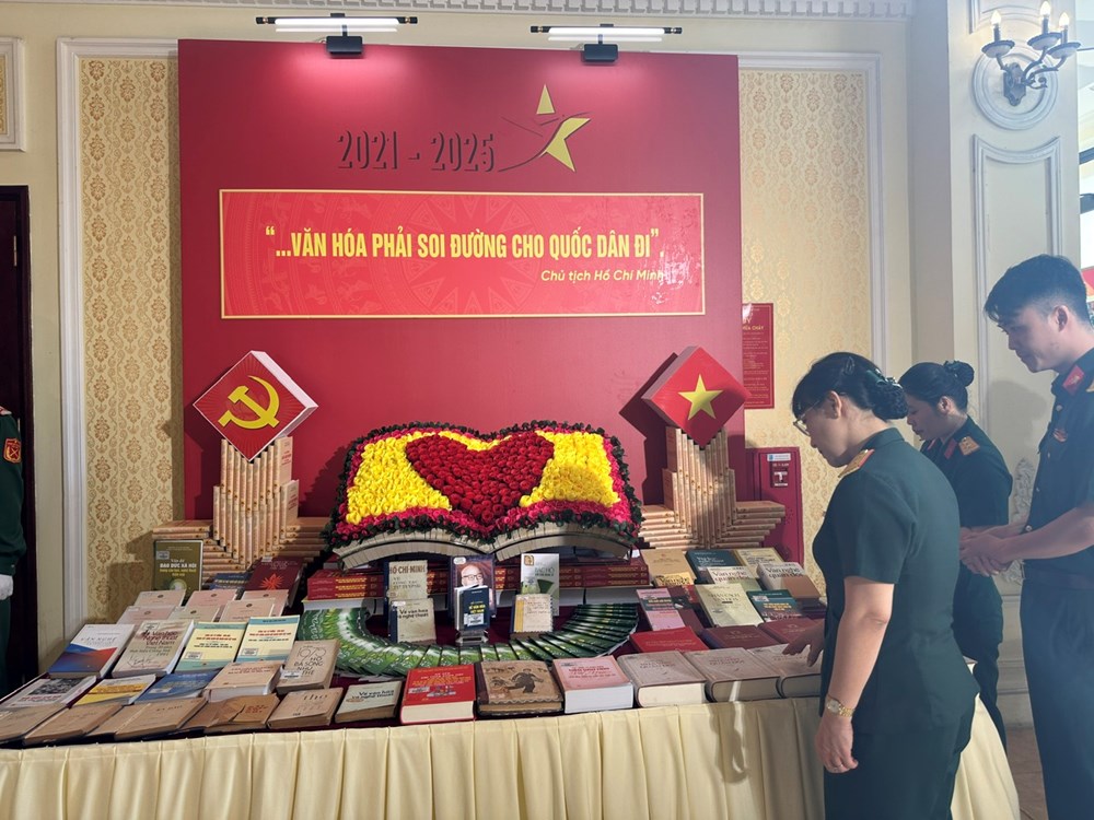 Nửa thế kỷ văn học Việt Nam: “Trả nợ” quá khứ, viết tiếp tương lai