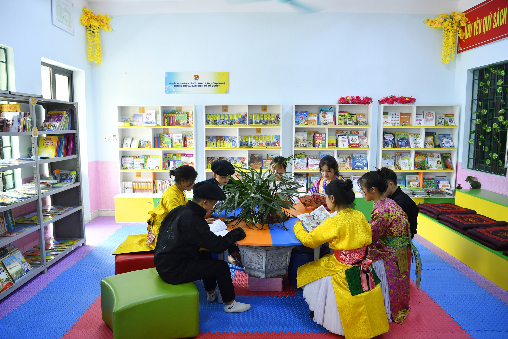 "Thư viện trên đá": Mang văn hoá đọc tới học sinh vùng cao