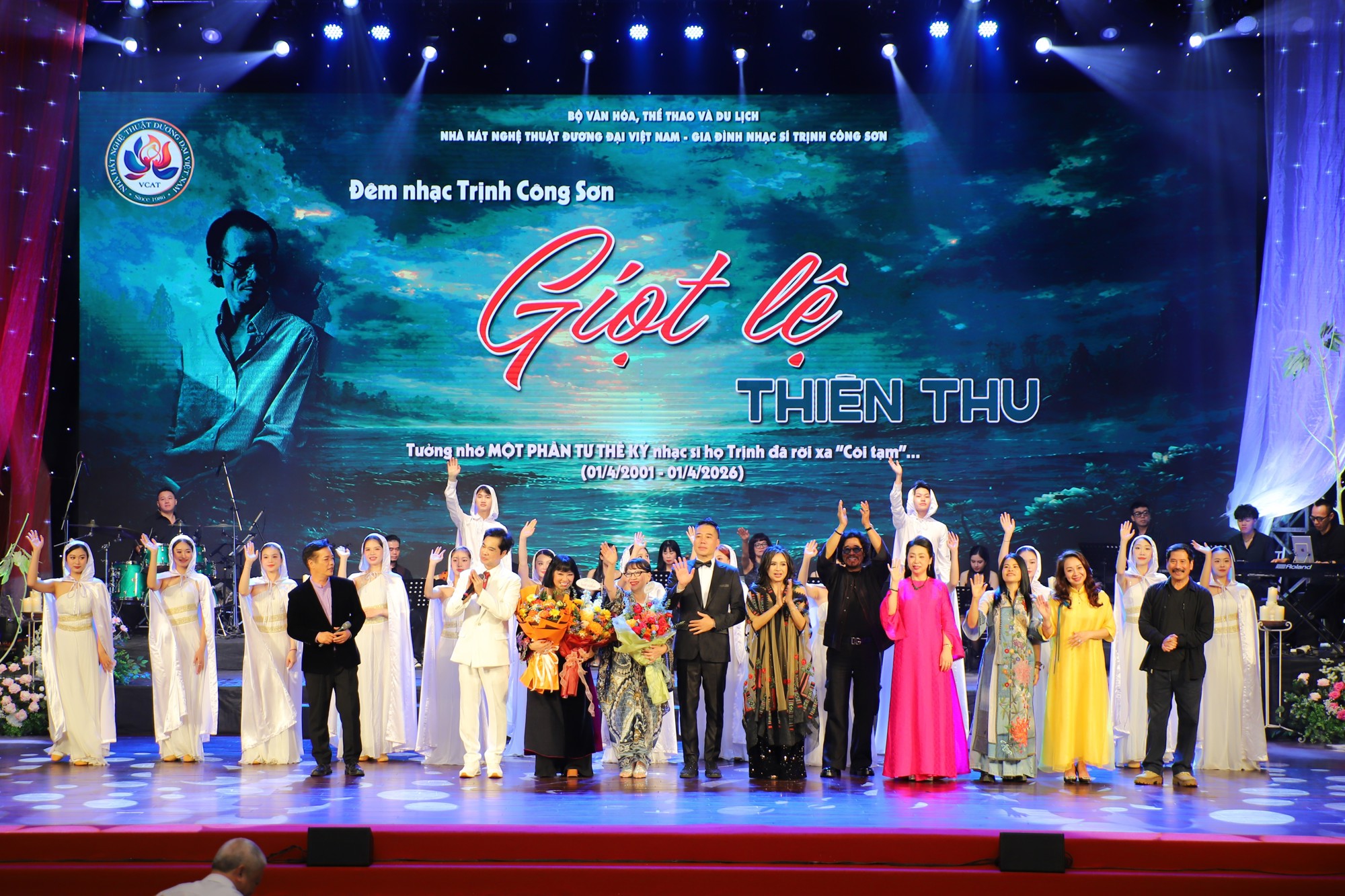 [Ảnh] "Giọt lệ Thiên Thu": Đêm nhạc đặc biệt tưởng nhớ 25 năm ngày mất của nhạc sĩ Trịnh Công Sơn