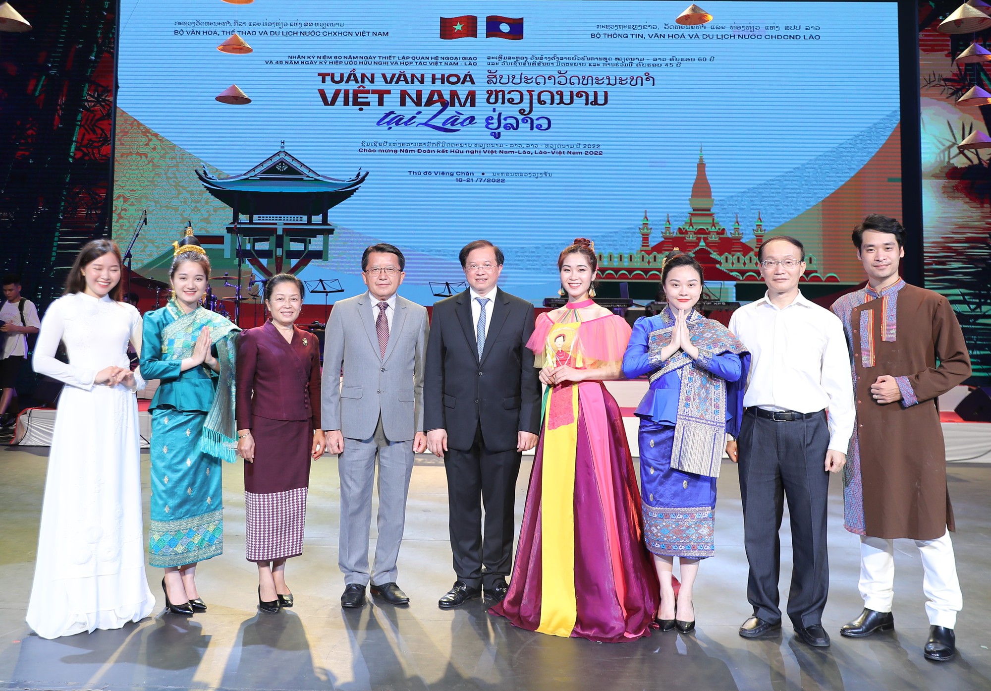 Ảnh: Thứ trưởng hai nước Việt Nam - Lào dự buổi tổng duyệt chương trình nghệ thuật "Hồn sen Việt - Hương sắc Chăm Pa”
