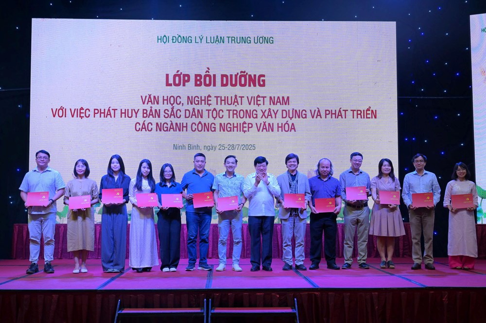 Bế mạc Lớp bồi dưỡng VHNT với việc phát huy bản sắc dân tộc