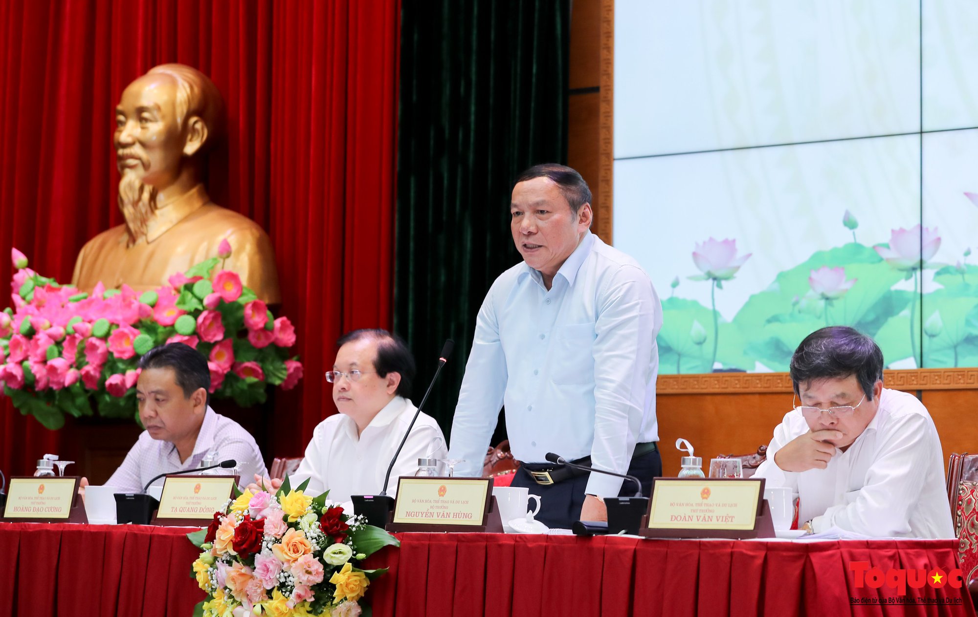 Bộ trưởng Nguyễn Văn Hùng đối thoại với thủ trưởng các đơn vị thuộc Bộ VHTTDL