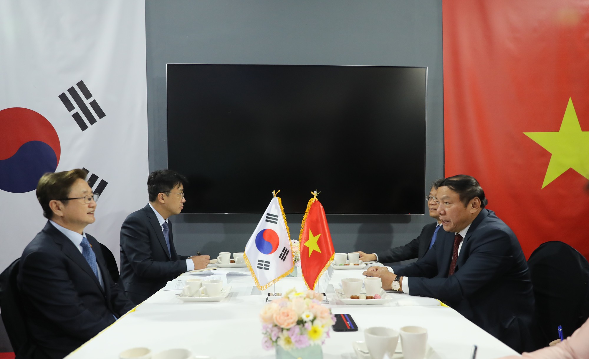 Bộ trưởng Nguyễn Văn Hùng hội đàm với Bộ trưởng VHTTDL Hàn Quốc Park Bo Gyoon