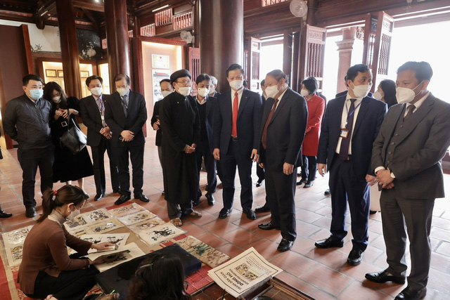 Bộ trưởng Nguyễn Văn Hùng: Mong muốn các nghệ nhân của Bắc Ninh giữ được "lửa" yêu nghề để truyền đạt cho các thế hệ mai sa