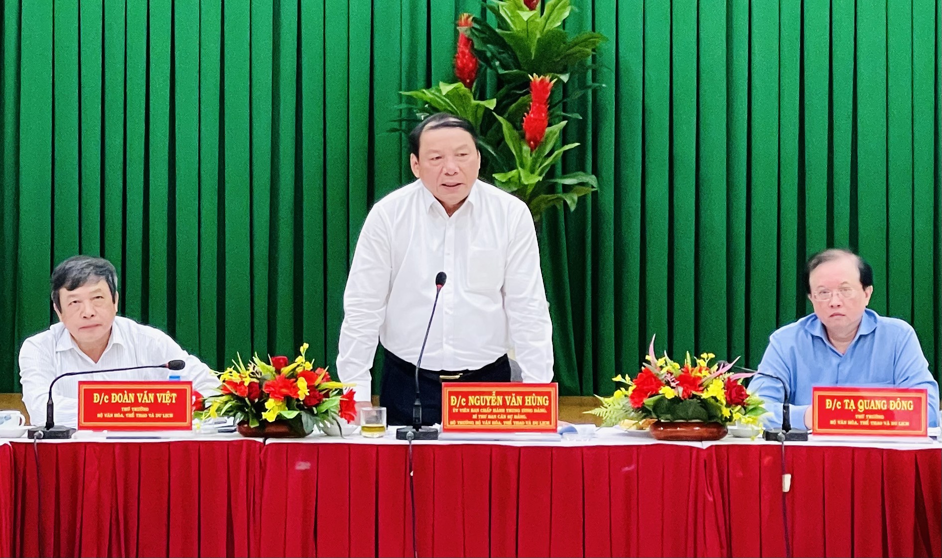 Bộ trưởng Nguyễn Văn Hùng thăm và làm việc với các đơn vị thuộc Bộ tại TP.HCM