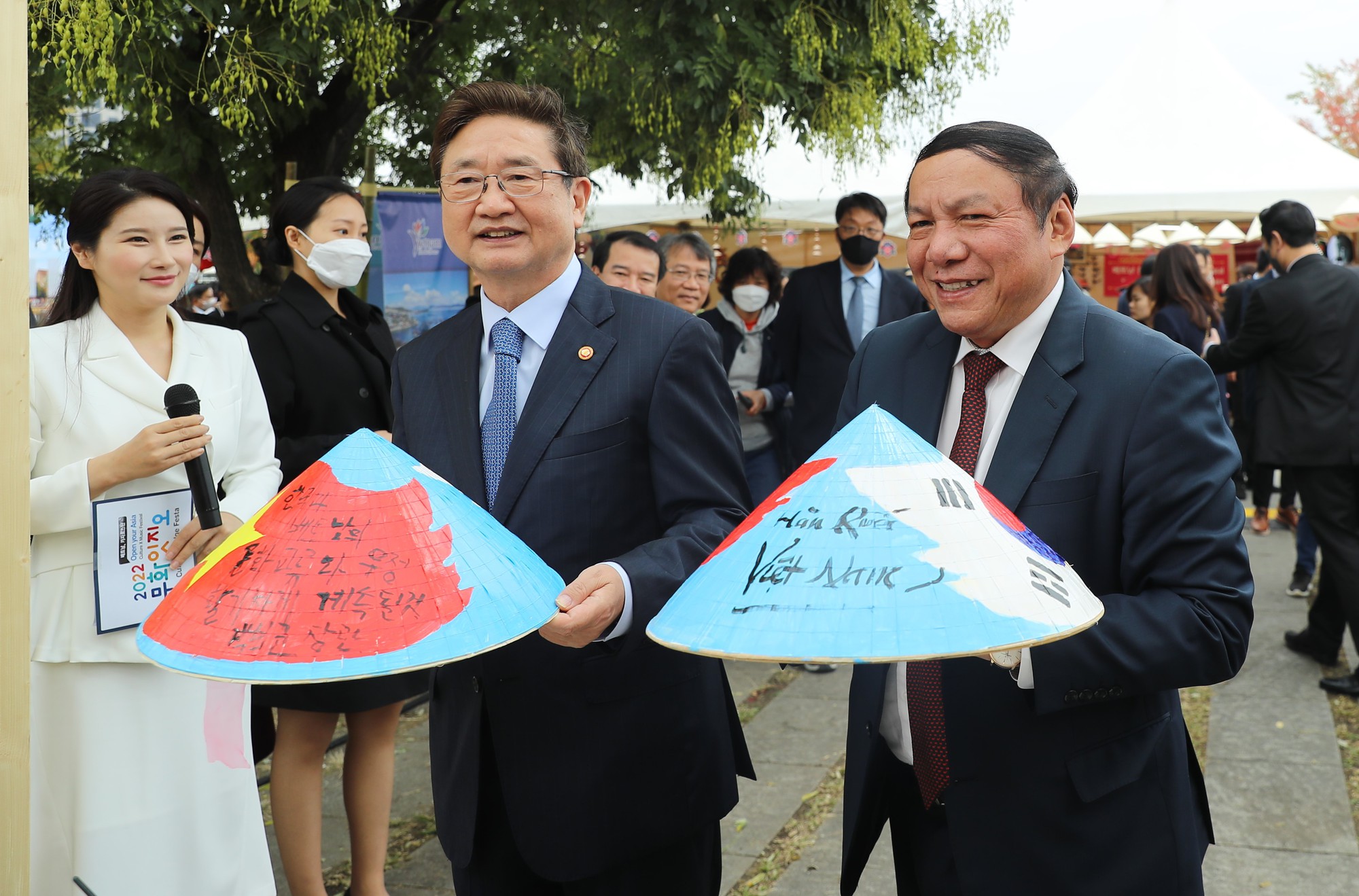 Bộ trưởng VHTTDL hai nước Việt Nam- Hàn Quốc hào hứng trải nghiệm vẽ trên nón lá truyền thống của Việt Nam