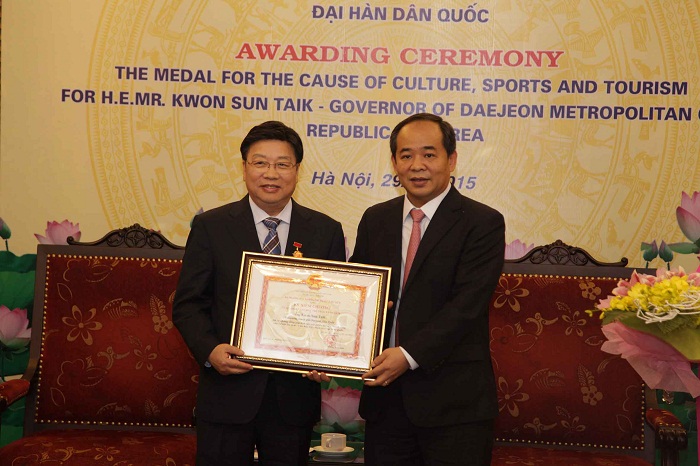 Bộ VHTTDL: Trao tặng Kỷ niệm chương vì sự nghiệp VHTTDL cho Thị trưởng TP Daejeon, Hàn Quốc