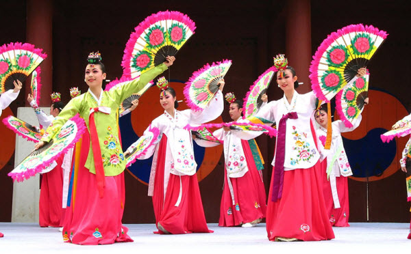 Đón nghệ sĩ Hàn Quốc vào Việt Nam biểu diễn tại chương trình “Lễ hội Văn hóa Hàn Quốc”