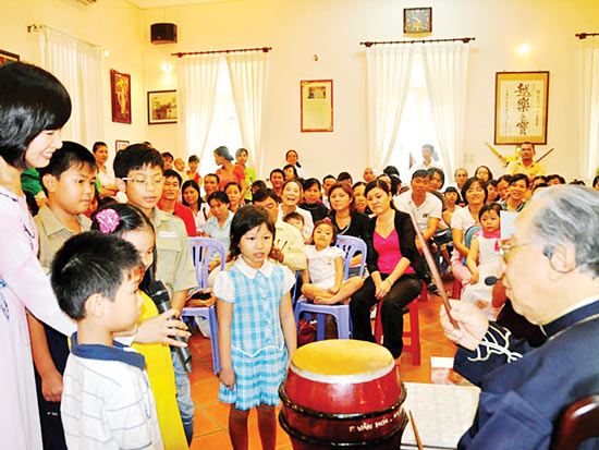 GS-TS Trần Văn Khê khơi lửa tình yêu âm nhạc truyền thống