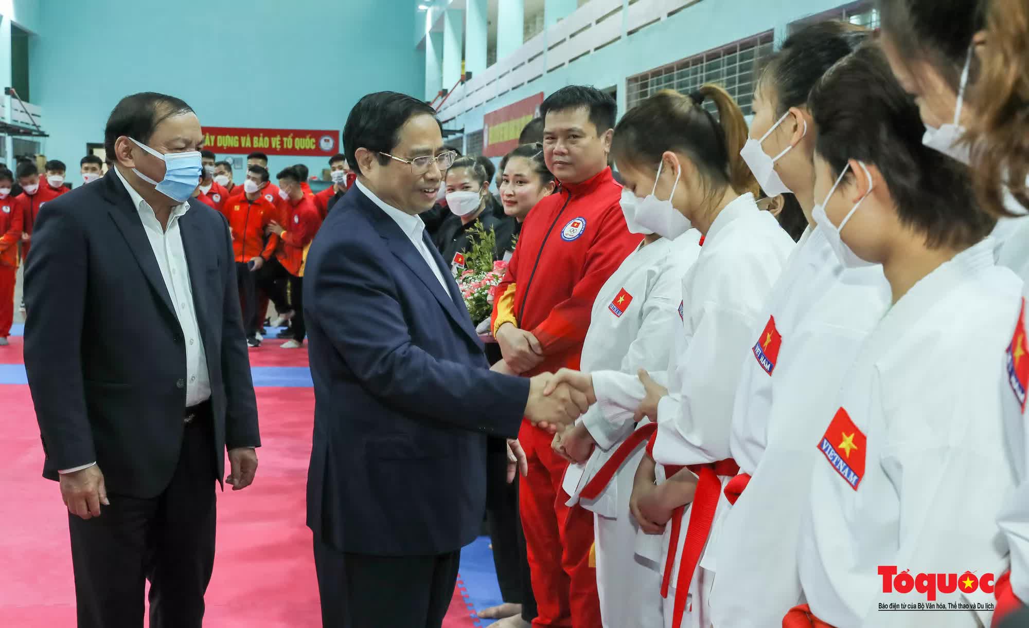 Hình ảnh Thủ tướng thăm và động viên Đoàn Thể thao Việt Nam chuẩn bị SEA Games 31