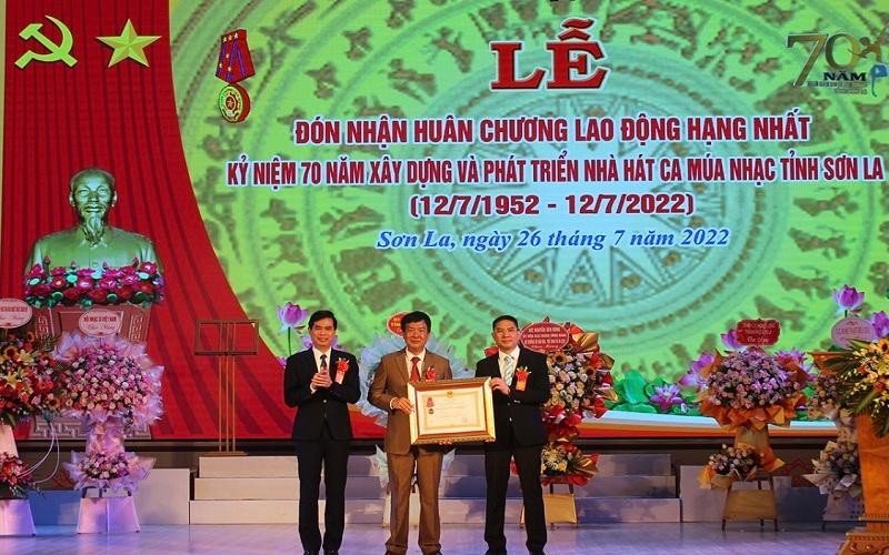 Nhà hát Ca múa nhạc tỉnh Sơn La đón nhận Huân chương Lao động hạng Nhất