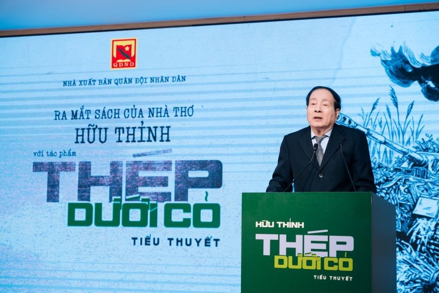 Nhà thơ Hữu Thỉnh ra mắt tiểu thuyết “Thép dưới cỏ”, tái hiện trận đánh Làng Vây bằng góc nhìn văn học