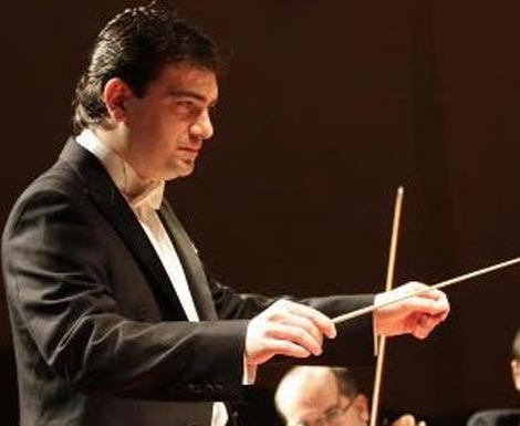 Nhạc trưởng David Gomez Ramirez biểu diễn tại chương trình hòa nhạc “Khoảnh khắc giao mùa”