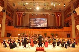 Nhạc trưởng Henri Pompidor biểu diễn cùng dàn hợp xướng Học viện Âm nhạc Quốc gia Việt Nam