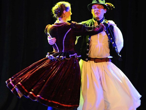 Nhóm múa nghệ thuật dân gian truyền thống 4 for Dance Hungary biểu diễn tại Việt Nam