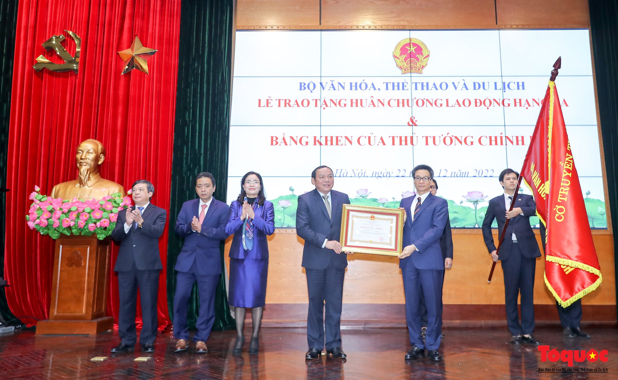 Tặng thưởng Huân chương Lao động hạng Ba cho Bộ VHTTDL, Bộ trưởng Nguyễn Văn Hùng