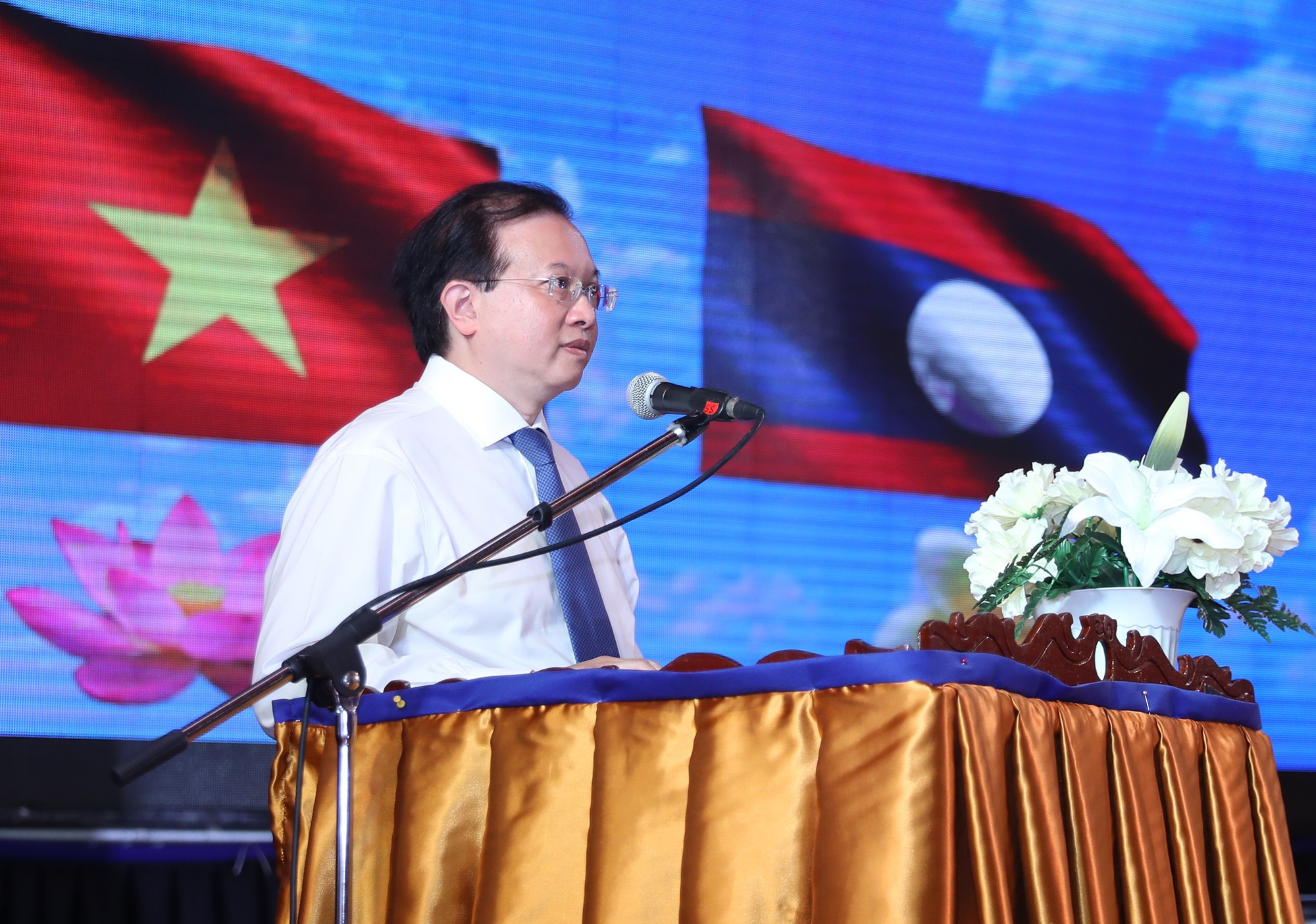 Thứ trưởng Tạ Quang Đông thăm và tặng quà Trường Nghệ thuật quốc gia Lào