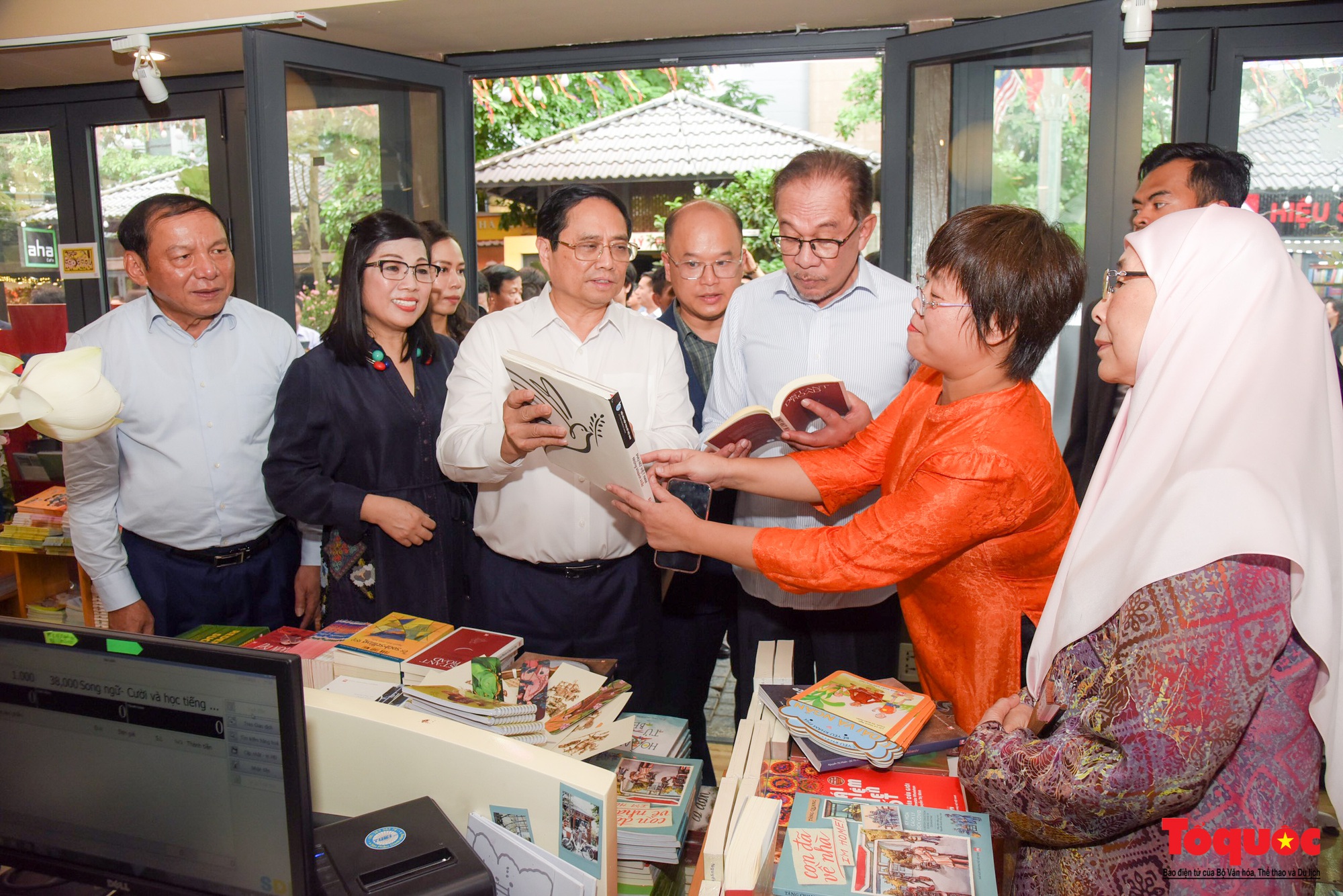 Thủ tướng Việt Nam và Thủ tướng Malaysia cùng thăm Phố Sách, thưởng thức cà phê