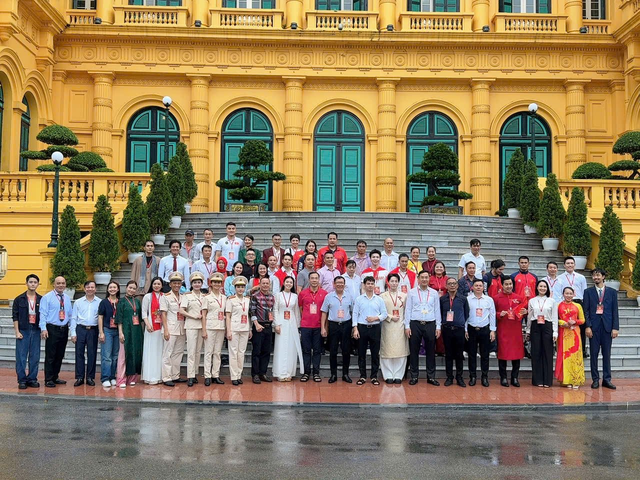 Trang nghiêm, xúc động Chương trình Viếng Lăng Chủ tịch Hồ chí Minh, dâng hương tại Khu Di tích Chủ tịch Hồ Chí Minh tại Phủ Chủ tịch của đoàn đại biểu khối Văn hóa, Thể thao tham gia Lễ diễu binh, diễu hành
