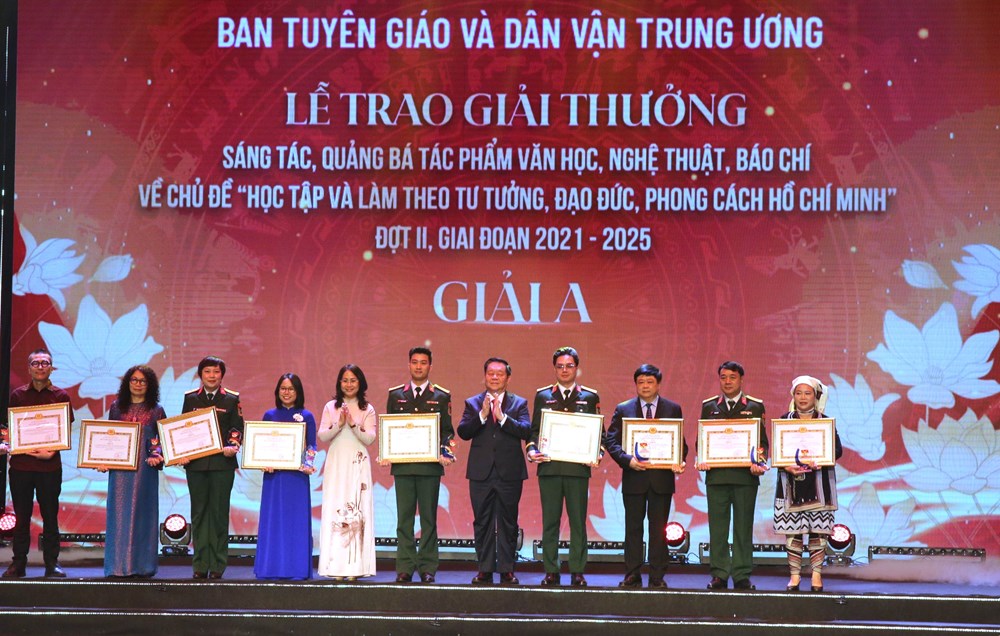 Trao giải thưởng sáng tác về “Học tập và làm theo tư tưởng, đạo đức, phong cách Hồ Chí Minh”