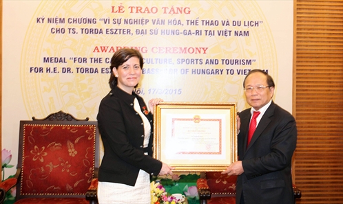 Trao Kỷ niệm chương Vì sự nghiệp VHTTDL cho Đại sứ Hungary tại Việt Nam