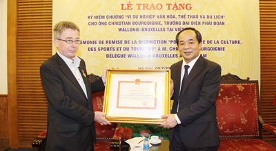 Trao Kỷ niệm chương Vì sự nghiệp VHTTDL cho Trưởng đại diện Phái đoàn Wallonie-Bruxelles tại Việt Nam