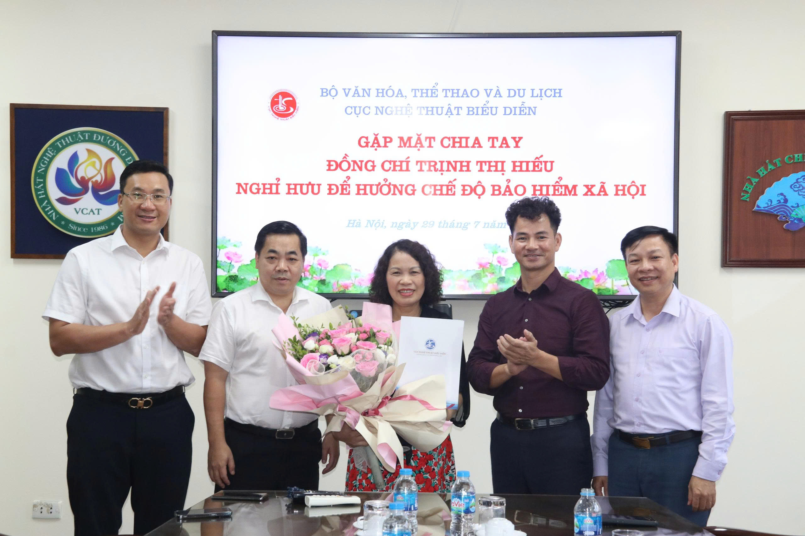 Cục Nghệ thuật biểu diễn tổ chức buổi gặp mặt chia tay đồng chí Trịnh Thị Hiếu - Chuyên viên chính phòng Văn học nghỉ hưu theo chế độ bảo hiểm xã hội