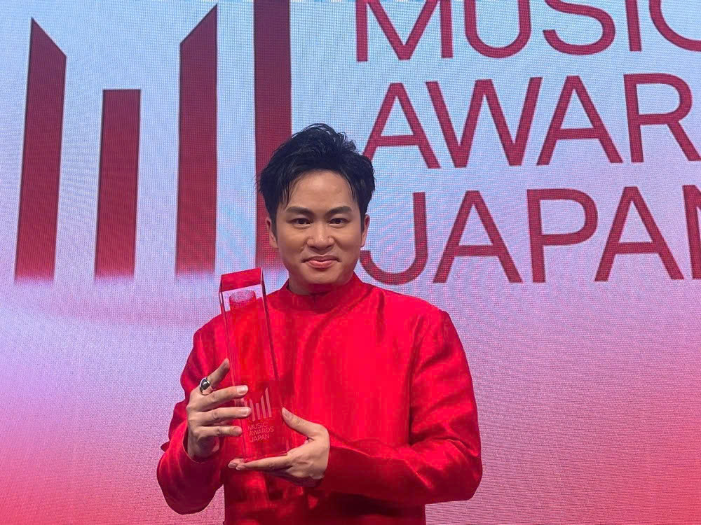 Tùng Dương tự hào hát "Một vòng Việt Nam" khi nhận giải thưởng International Special Awards
