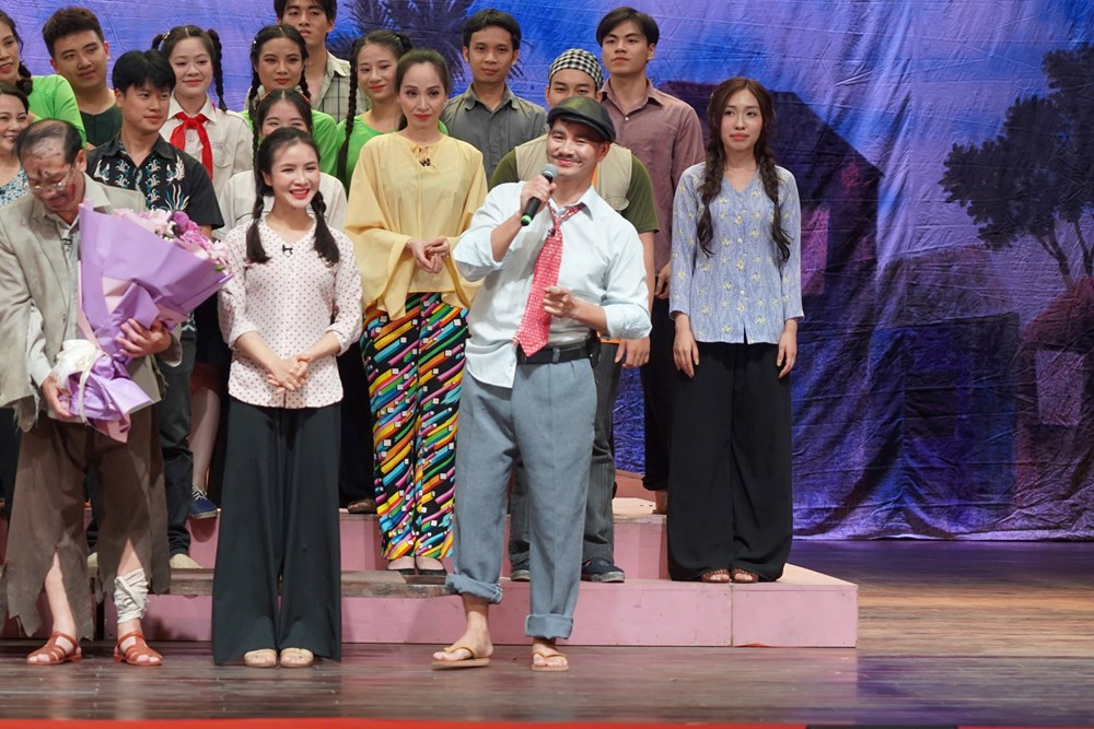 Vở hài kịch “Bệnh sĩ” gây sốt: Cháy vé, khán giả đổ xô đến rạp