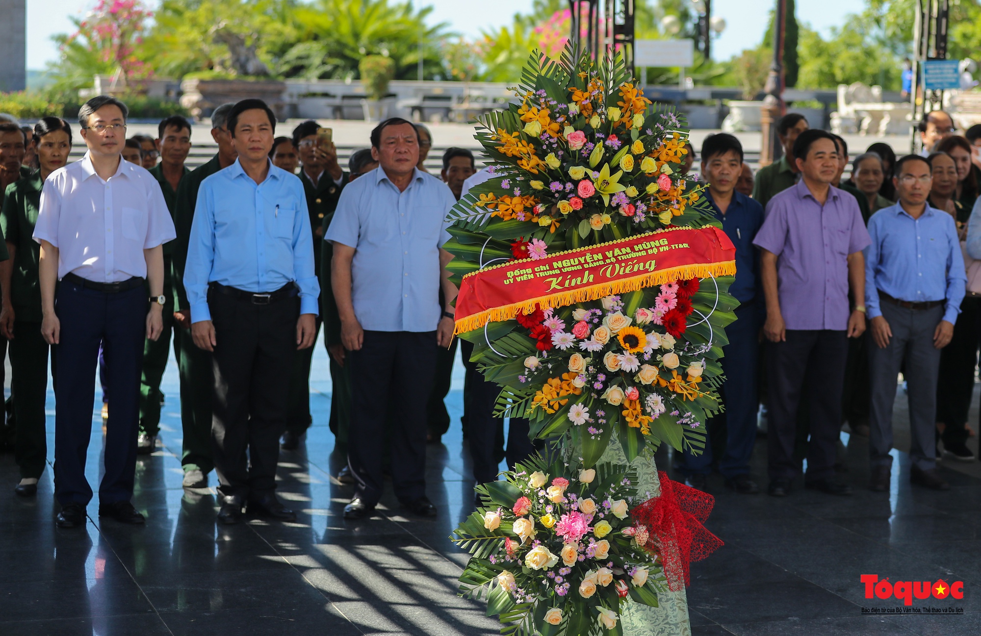 Bộ trưởng Bộ VHTTDL Nguyễn Văn Hùng dâng hương tri ân các liệt sỹ và tặng quà cho các cựu TNXP Quảng Trị