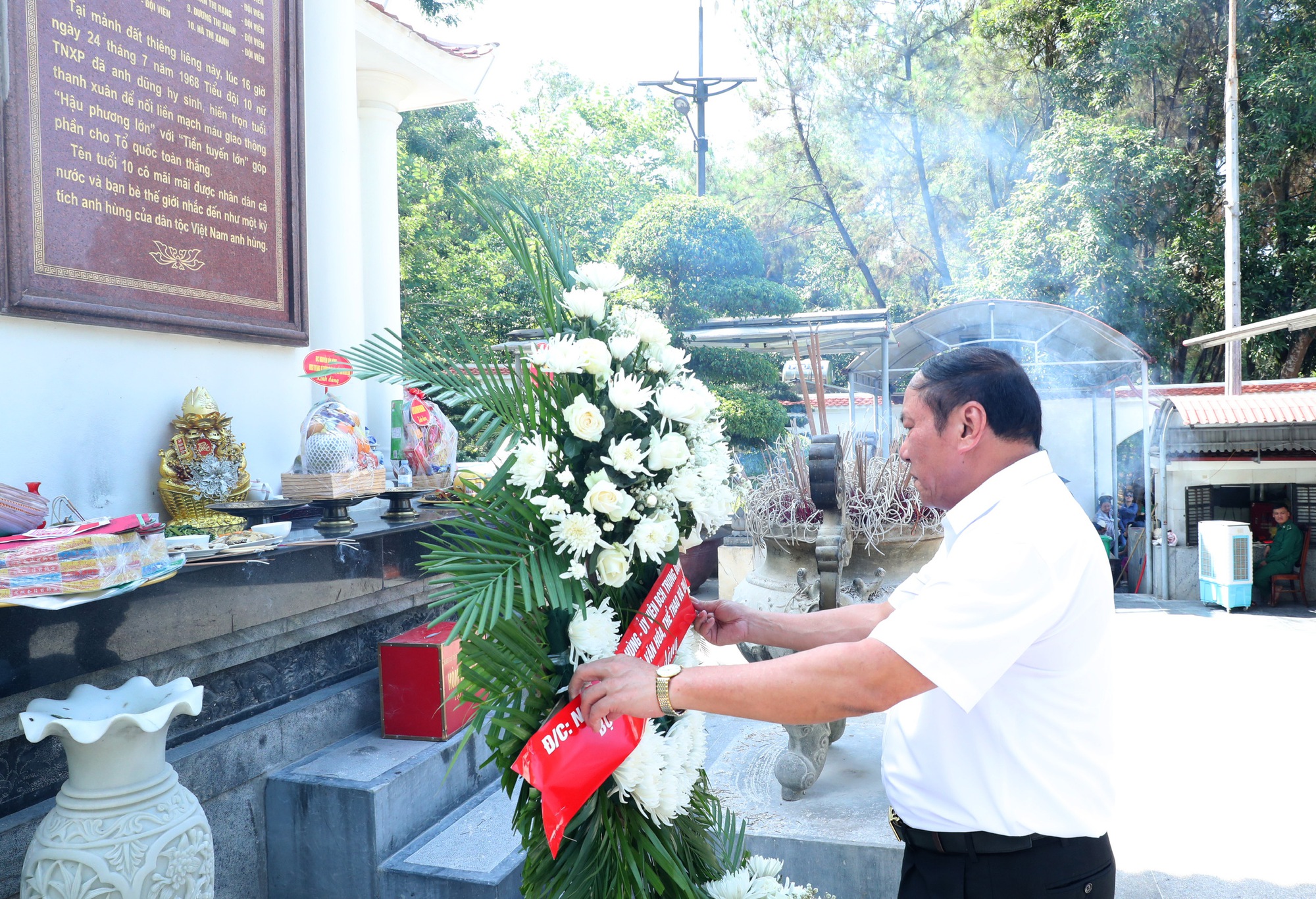 Bộ trưởng Nguyễn Văn Hùng dâng hương tại Khu Di tích Ngã ba Đồng Lộc, thăm di tích quốc gia đặc biệt Khu lưu niệm Đại Thi hào Nguyễn Du