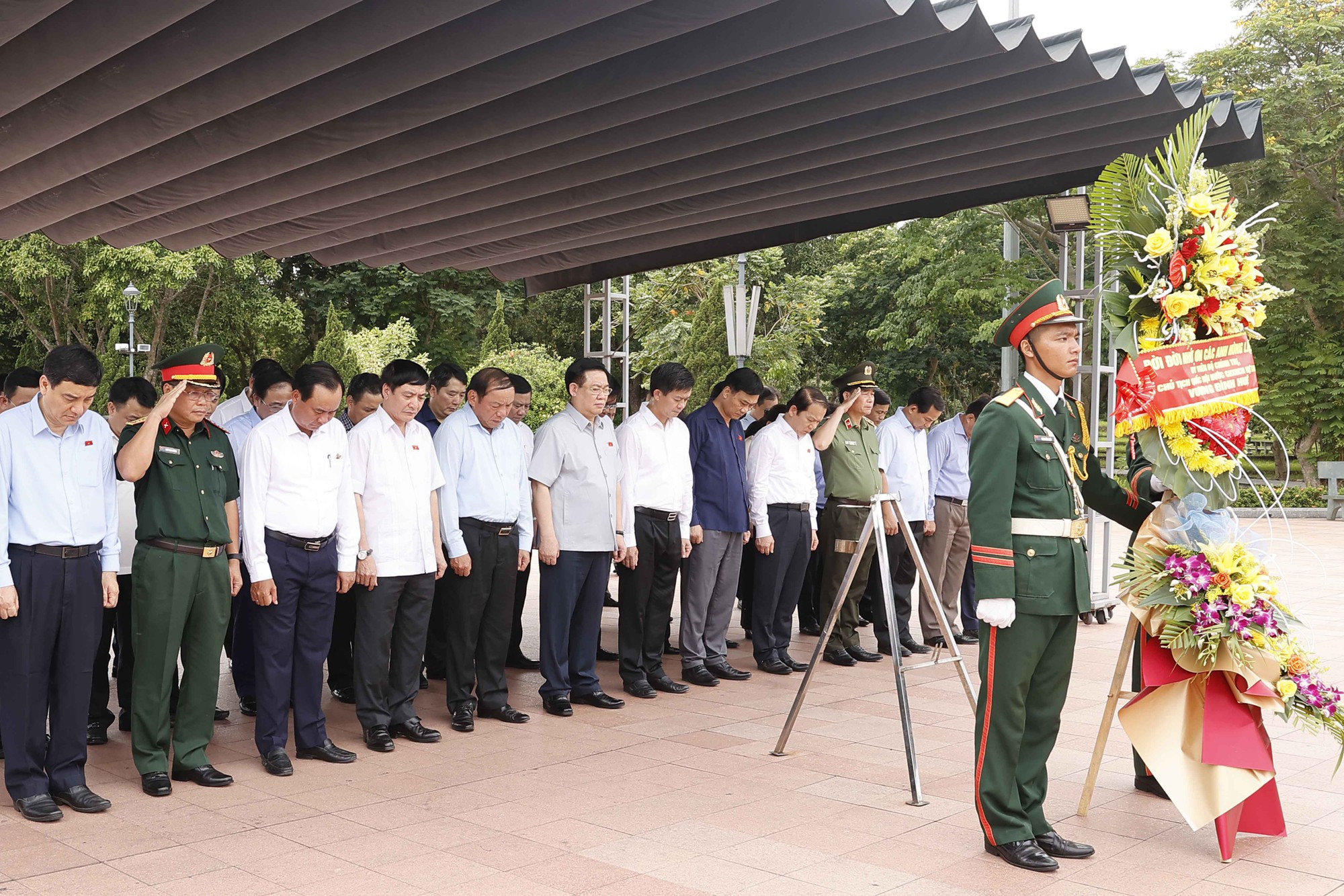 Chủ tịch Quốc hội Vương Đình Huệ và Đoàn công tác Trung ương dâng hương tưởng nhớ anh hùng liệt sĩ tại Quảng Trị