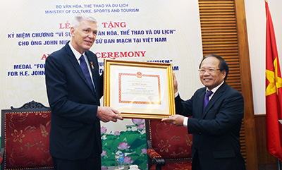 Trao Kỷ niệm chương Vì sự nghiệp VHTTDL cho Đại sứ Vương quốc Đan Mạch tại Việt Nam